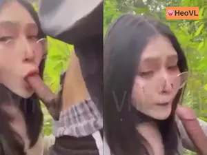 đi dã ngoại tiện địt cô bạn gái ở trong rừng