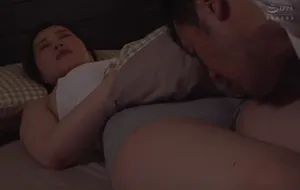 3 ngày ông xã đi công việc, người vợ ở nhà nữa đêm bị bố ông chồng mò vào phòng