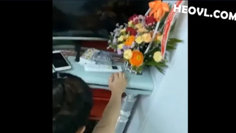Không chịu đi tắm vì nứng lồn quá cần làm tình luôn !