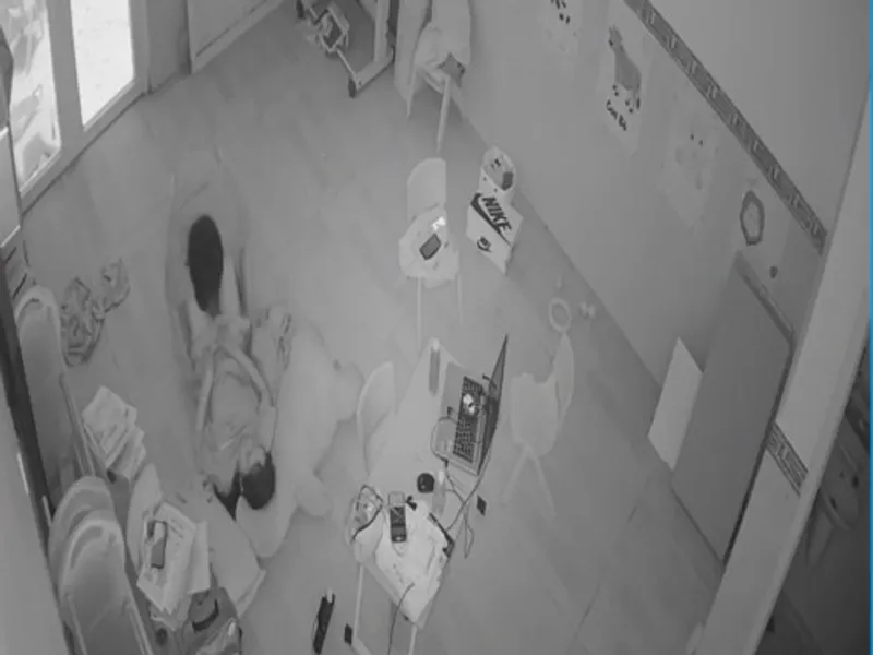 Lộ clip trả bài cùng em gái tại phòng khách