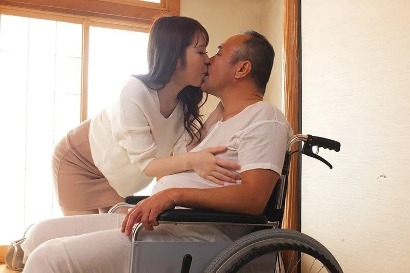 Người tình của con trai hiếu thảo chăm sóc bố ông chồng tàn tật