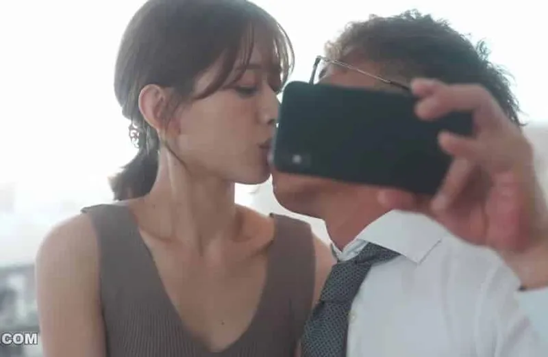 Thấy người vợ hơi lạ, chồng xem điện thoại vợ và thấy cảnh nện với tiền bối của mình